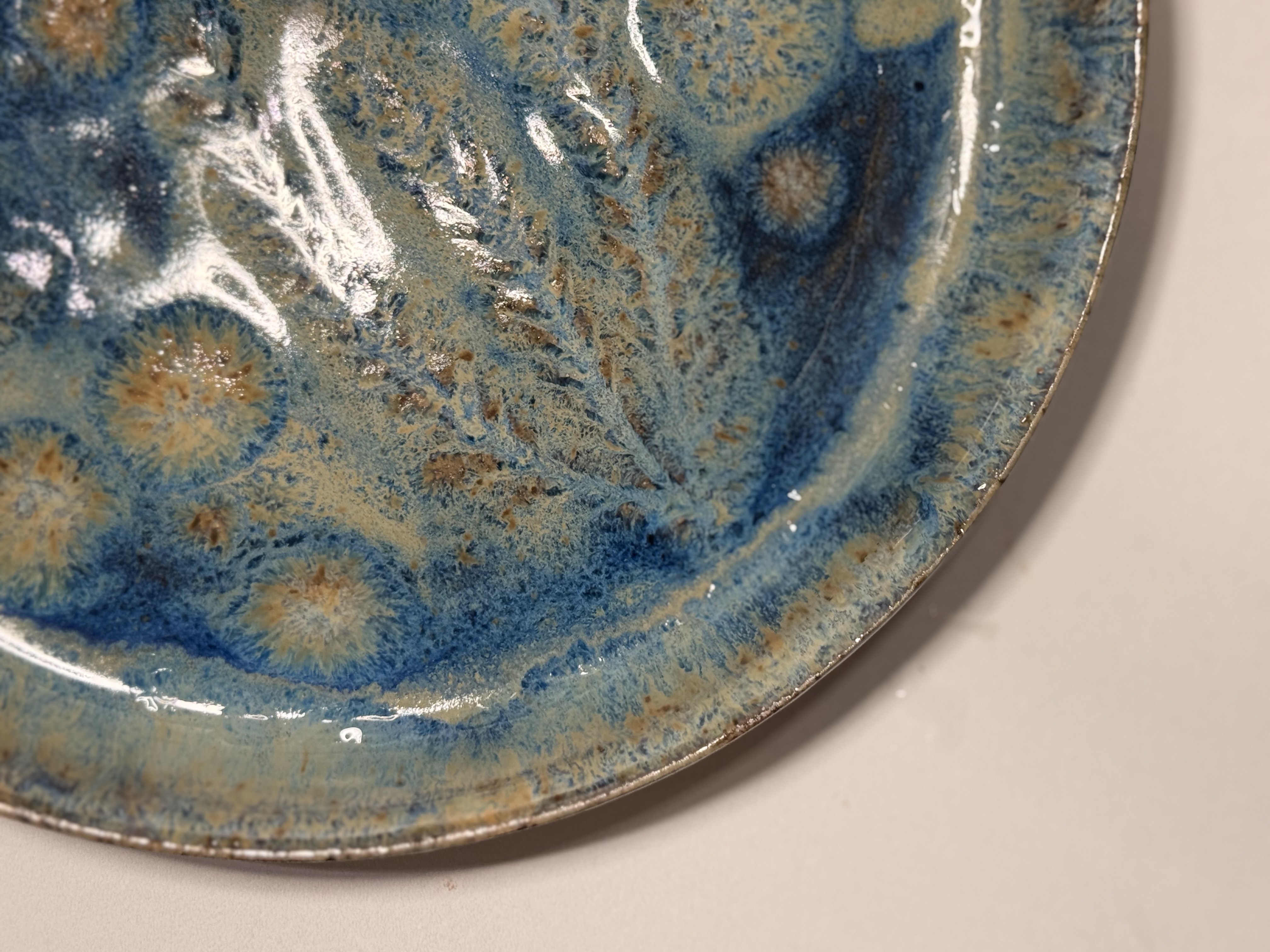 A close view of the plate surface.