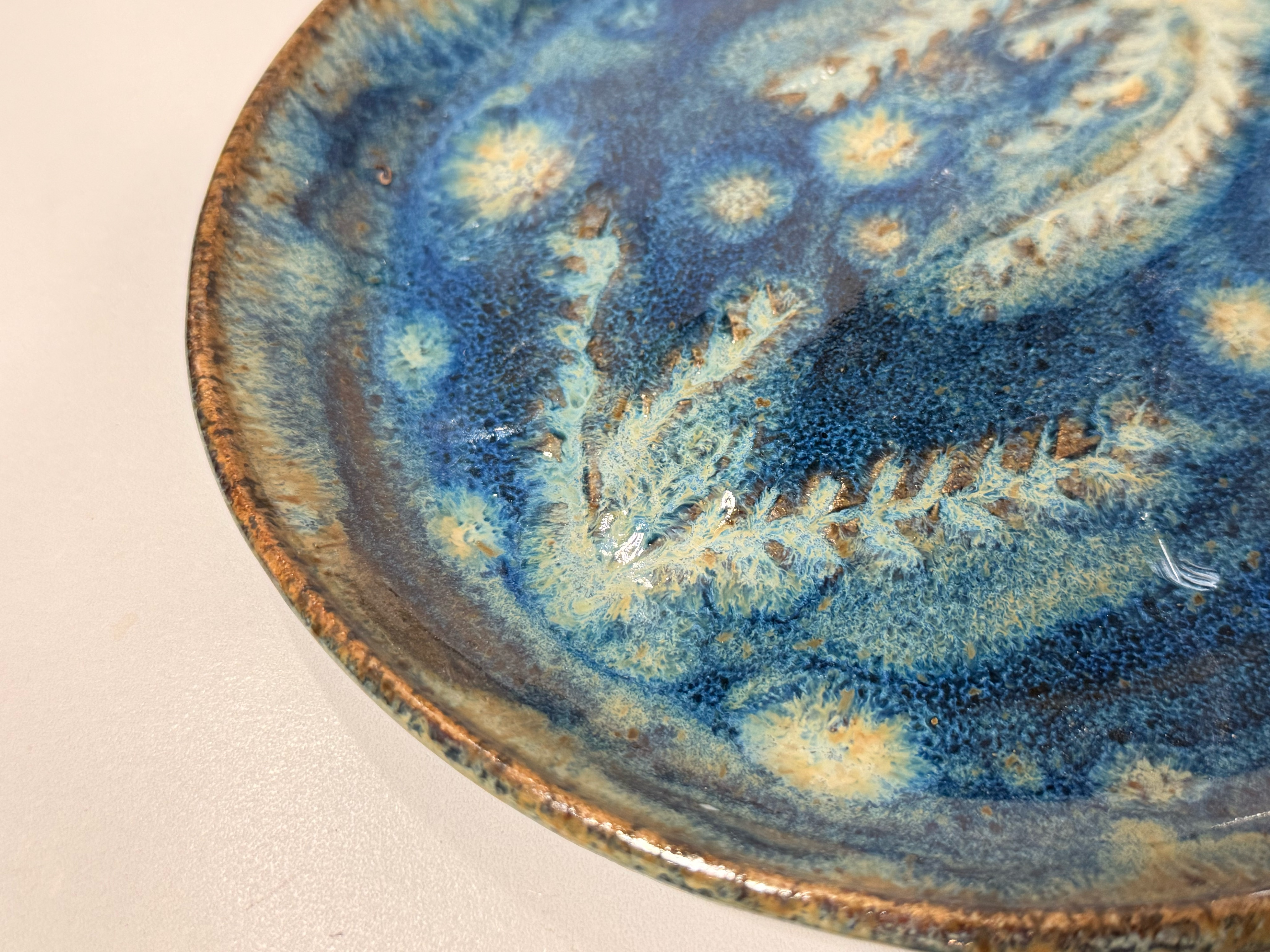 Branching patterns in the finished glaze.